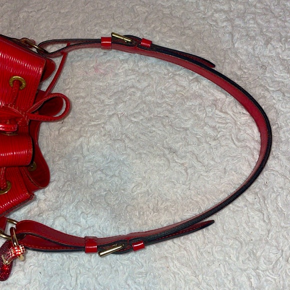 Louis Vuitton NoΓ© Epi Leather Drawstring Bucket Shoulder Bag Purse in Red AR1915 - Picture 10 of 17